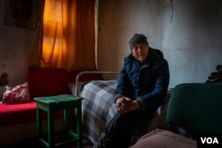 2023年1月23日,与几个月前的利曼激战相比,当地居民尤里·施帕克对眼下的危险不以为意。(美国之音博夏特拍摄)