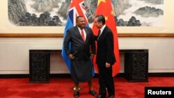 资料照:时任中国外长王毅在北京钓鱼台国宾馆接待到访的斐济外长伊尼亚·塞鲁伊拉图(2019年6月11日)