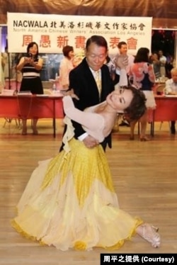 周平之(笔名周愚)在新书发布会上跳舞。(周平之提供)