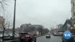 VOA英语视频:战火下顽强生存——基辅居民利用紧急供电经营自己的小生意 VOA英语视频:战火下顽强生存——基辅居民利用紧急供电经营自己的小生意