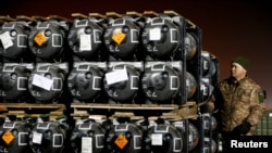 资料照片:乌克兰军人卸下用飞机运来的美国援助的标枪反坦克导弹。(2022年2月10日)