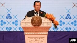 ကမ္ဘောဒီးယားဝန်ကြီးချုပ်ဟွန်ဆန် က ဖနွမ်းပင်မြို့မှာ ကျင်းပတဲ့ ၅၅ ကြိမ်မြောက် အာဆီယံ နိုင်ငံခြားရေးဝန်ကြီးများအစည်းအဝေးမှာ အလှည့်ကျဥက္ကဋ္ဌအဖြစ် အဖွင့်မိန့်ခွန်းပြောကြားစဉ်။ (သြဂုတ် ၃၊ ၂၀၂၂)