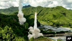 中国官方电视节目截屏,画面字幕:东部战区火箭军不对对台岛东部外海预定海域实施常导火力突击 全部精准命中目标。