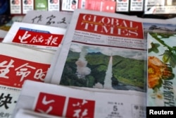 北京街头书报摊上周五的报纸首页。(2022年8月5日)