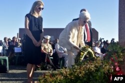 2022年8月7日,在所罗门群岛霍尼亚拉举行的瓜达尔卡纳尔岛战役80周年纪念仪式上,美国副国务卿温迪·谢尔曼(中)和美国驻澳大利亚大使卡罗琳·肯尼迪(左)敬献花环。