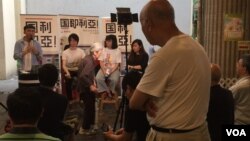 一位香港居民认真聆听国歌法研讨 (美国之音记者申华拍摄)