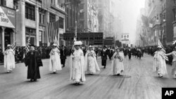 1915年20,000名妇女投票权支持者在纽约第五大道游行