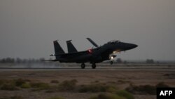 2023 年 10 月 13 日,一架分配给第 494 远征战斗机中队的美国空军 F-15E 攻击鹰式战斗轰炸机降落在美国中央司令部责任区。