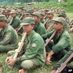 坤沙军队中的少年兵用木枪操练(1995年)