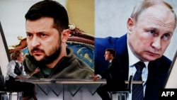 Президент Франції відповідає на питання журналістки про політику щодо України та Росії. Фото: Ludovic MARIN / AFP)