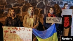 在俄罗斯进行了一次无人机空袭后,活动人士在伊朗驻基辅大使馆外抗议。当地官员认为,俄军使用了伊朗制造的无人机。(2022年10月17日)