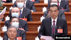 中共中央政治局常委李克强(右)和汪洋在中共二十大开幕式上。(视频截图)