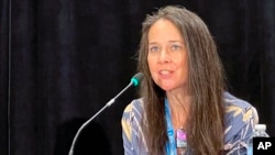 资料照片:2021年8月14日,美国国土安全部网络安全和基础设施安全局局长简·伊斯特利在一场活动上发言。(美联社照片)
