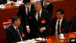 2022年10月22日,在北京人民大会堂举行的中共二十大闭幕式上,前中共总书记胡锦涛被警卫扶着离席。