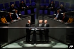 德国总理朔尔茨在前去参加欧盟之前在柏林的联邦议会讲话。(2022年10月20日)