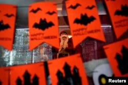 中国浙江义乌小商品市场的一家店铺出售圣诞节商品。(2020年6月2日)