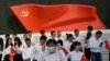 北京的中国共产党历史展览馆内一群年轻人准备在中共党旗下拍照。(2022年10月12日)