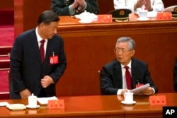 中共领导人习近平和前领导人胡锦涛在北京人大会堂出席中共二十大开幕式。(2022年10月16日)