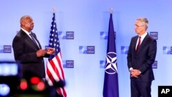 Міністр оборони США Ллойд Остін (ліворуч) з генеральним секретарем НАТО Єнсом Столтенберґом у Брюсселі 13 жовтня 2022 р.