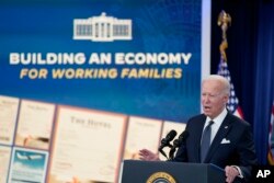 美国总统拜登2022年10月26日在白宫宣布计划免除消费者面临的的杂费,以降低美国家庭的日常生活成本。