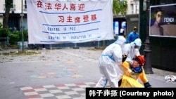 在法华人抗议习近平连任,“在法华人喜迎习主席登基”讽刺短剧上演(韩子非摄)