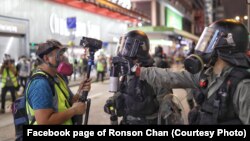 陈朗升在2019年采访反修例社会运动期间,在前线面对警察 (图片来源:陈朗升个人脸书网站)