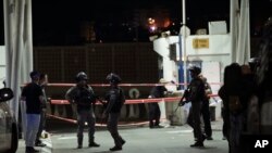 以色列警方说,武装袭击者于2022年10月8日在东耶路撒冷的一个以色列军事检查站开枪,造成1人死亡,三人受伤。