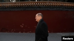 资料照片:时任德国副总理兼财政部长的朔尔茨访问中国期间在北京的景山公园。(2019年1月17日)