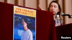 日本记者久保田徹2022年7月30日被缅甸逮捕后他的友人举行记者会为他争取自由。（路透社2022年8月3日）