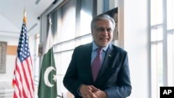 巴基斯坦财政部长伊沙克·达尔(Ishaq Dar)2022年10月14日在巴基斯坦驻美国大使馆接受美联社采访。