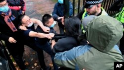 资料照片: 2022年10月16日港人Bob Chan在中国驻曼彻斯特总领事馆外示威时,被多位中方领事官员殴打并且差点拽入领事馆