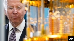 美国总统拜登参观美国国际商用机器公司IBM在纽约哈德逊河谷地区的投资项目设施。(2022年10月6日)