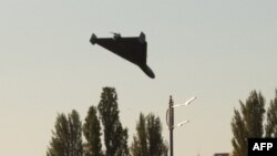 2022年10月17日,一架无人机在乌克兰首都基辅上空准备实施攻击。