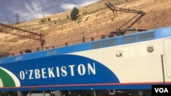 许多乌兹别克斯坦人希望,将该国与吉尔吉斯斯坦和中国连接起来的新联合铁路将促进当地商业并创造经济机会。(美国之音照片)