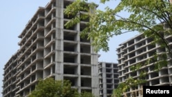 中国房地产企业佳登宝公司在广西桂林的一处没有完工的住宅楼建筑工地。(2022年9月17日)