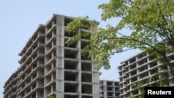 中国房地产企业佳登宝公司在广西桂林的一处没有完工的住宅楼建筑工地。(2022年9月17日)