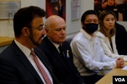 英国工党国会议员阿夫扎尔.汗(Afzal Khan,图左),保守党国会议员施志安(Iain Duncan Smith,又译伊恩·邓肯·史密斯,图中),在曼彻斯特被打伤的示威者Bob Chan(图右二)与翻译出席记者会 (美国之音/郑乐捷)