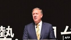 资料照片:美国前国务卿蓬佩奥在台湾高雄召开的第28届世界台商联合总会年会上讲话。(2022年9月28日)