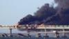 克里米亚大桥被炸后升起的浓烟。(2022年10月8日)