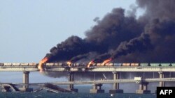 克里米亚大桥被炸后升起的浓烟。(2022年10月8日)