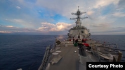 2017年5月6日,阿利·伯克级驱逐舰DDG-105“杜威”号在南中国海上航行