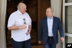 资料照片:2023年6月9日,俄罗斯总统普京(右)和白俄罗斯总统卢卡申科在俄罗斯度假城市索契会面。(美联社)