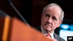 Сенатор-республіканець, Джим Ріш під час прес-конференції.