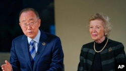 联合国前秘书长潘基文和元老会主席罗宾逊女士等元老会成员在纽约接受美联社的采访(2022年11月4日)