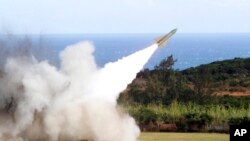 资料照片:一枚“霍克”(HAWK)地对空导弹在台湾九鹏军事基地试射。(2011年1月18日)