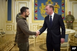 乌克兰总统泽连斯基在基辅会晤到访的美国白宫国家安全顾问沙利文。(2022年11月4日)