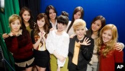 韩国流行歌曲女团“少女时代”在纽约亮相。左起:队长金泰妍(Taeyeon), Yoona, Jessica, Sooyoung, Tiffany, Seohyun, Sunny, Yuri and Hyoyeon(2012年2月1日)