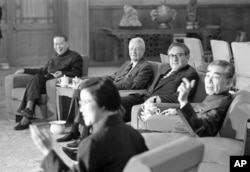 1973年11月11日,中国总理周恩来和美国国务卿基辛格(中)、美国驻华联络处主任戴维•布鲁斯(中间沙发上左起第一人)在正式会谈前交谈