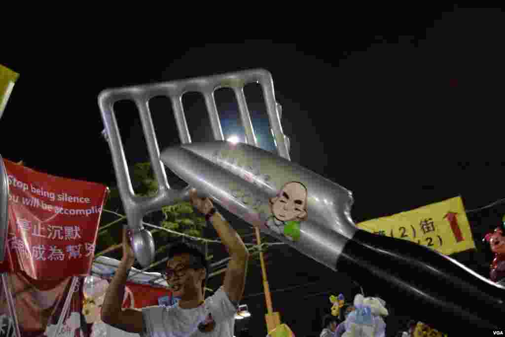 旺角花墟一个年宵摊位售卖雨伞运动的吹气道具