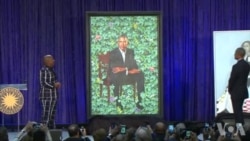 美国万花筒:奥巴马肖像揭晓 自嘲耳朵太大 美国万花筒:奥巴马肖像揭晓 自嘲耳朵太大